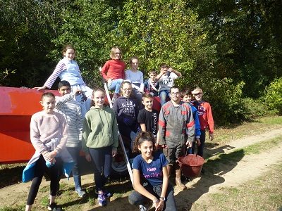 Des jeunes du collège participent aux vendanges ouvertes à l’ARCHE, à la Rebellerie, le samedi matin 5 octobre